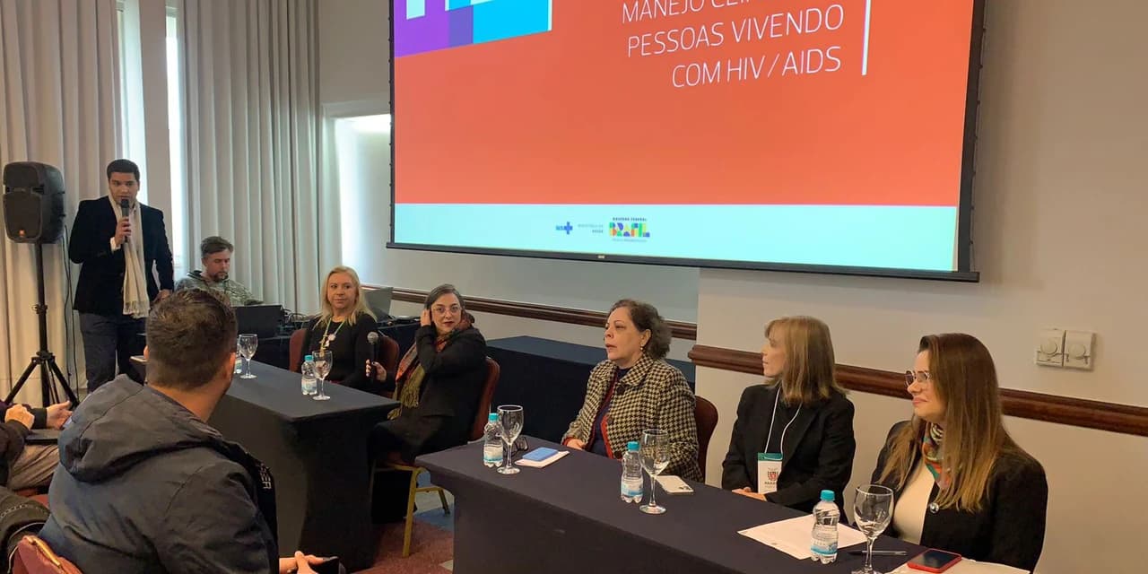 Paraná capacita profissionais sobre manejo clínico de pessoas que vivem com HIV/Aids