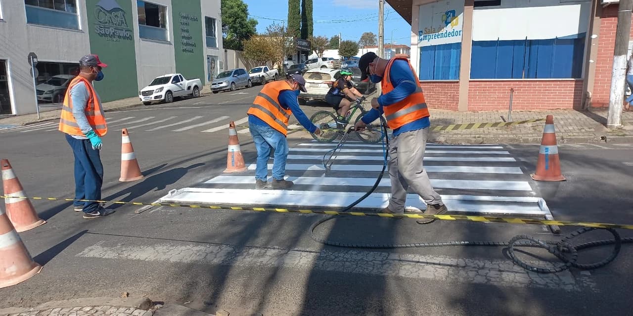 A Prefeitura de Prudentópolis junto ao PRUDETRAN, está realizando a revitalização da sinalização viária das principais ruas do município.