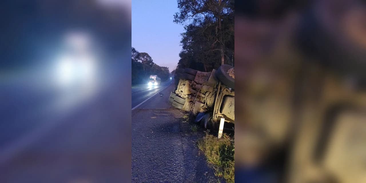 Caminhão carregado com botijões de GLP vazio tomba na BR 476 em São Mateus do Sul