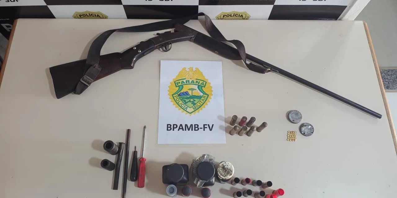 Em Fernandes Pinheiro homem é preso com arma de fogo e munições e por manter pássaros silvestres em cativeiro