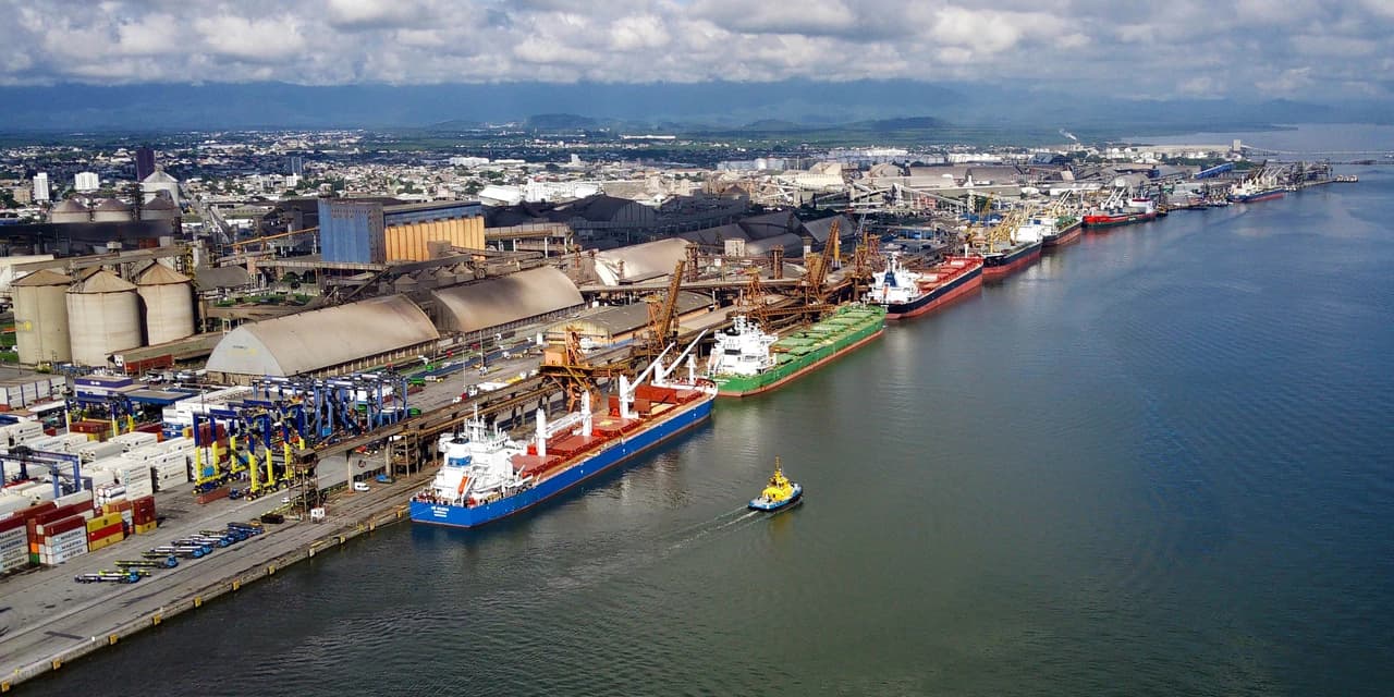 Porto de Paranaguá é a principal estrutura de escoamento das exportações paranaenses