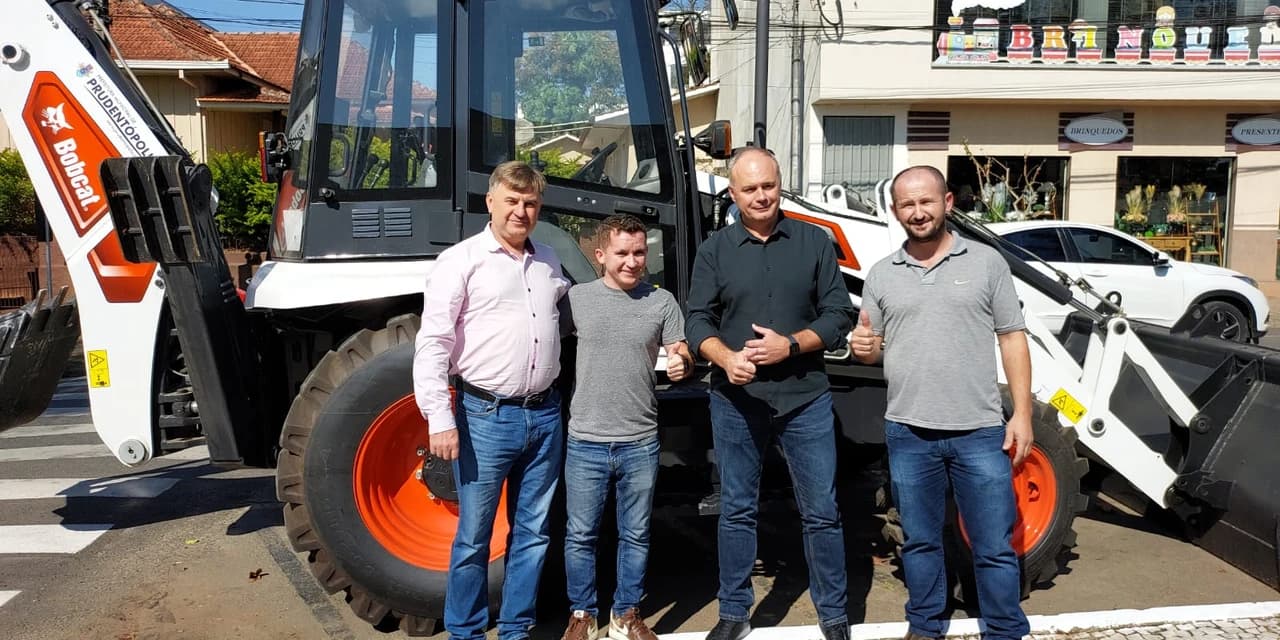 Deputado federal Rodrigo Estacho entrega máquina ao município de Prudentópolis. VÍDEO!