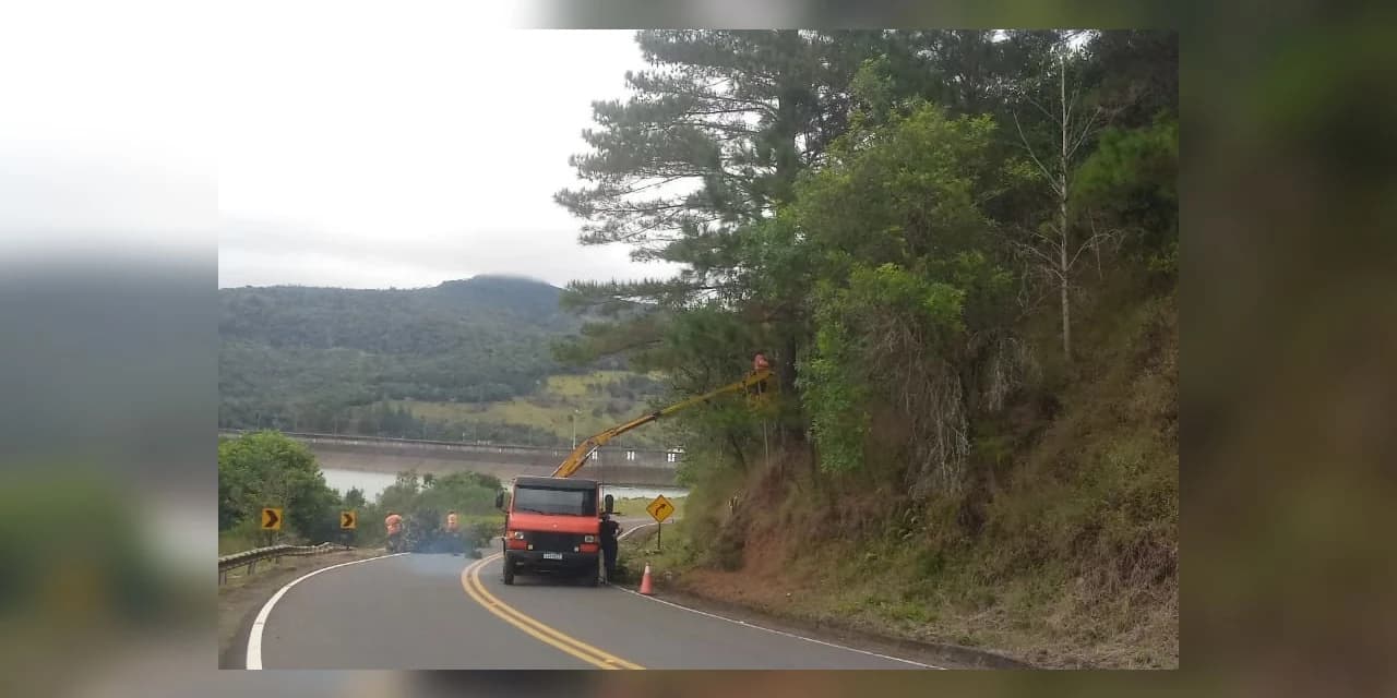 DER/PR realiza melhorias e limpeza no entorno de rodovia em Pinhão