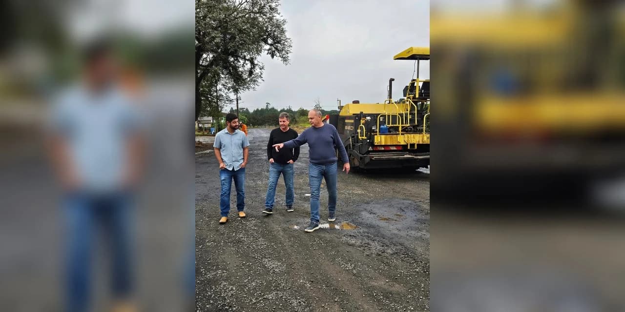 Prefeito Osnei Stadler e vice Evaldo Hoffmann acompanham o início das obras de pavimentação asfáltica em Rio dos Patos