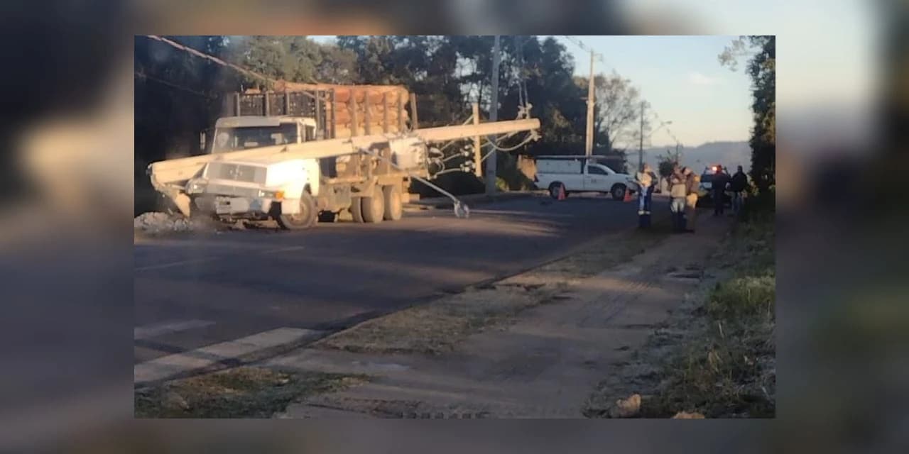 Em Irati caminhão perde o controle e colide com poste de iluminação pública
