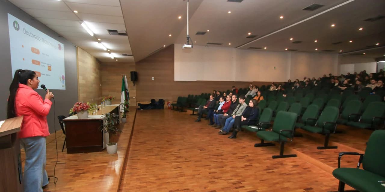 UEL recebe 184 novos estudantes de mestrado e doutorado