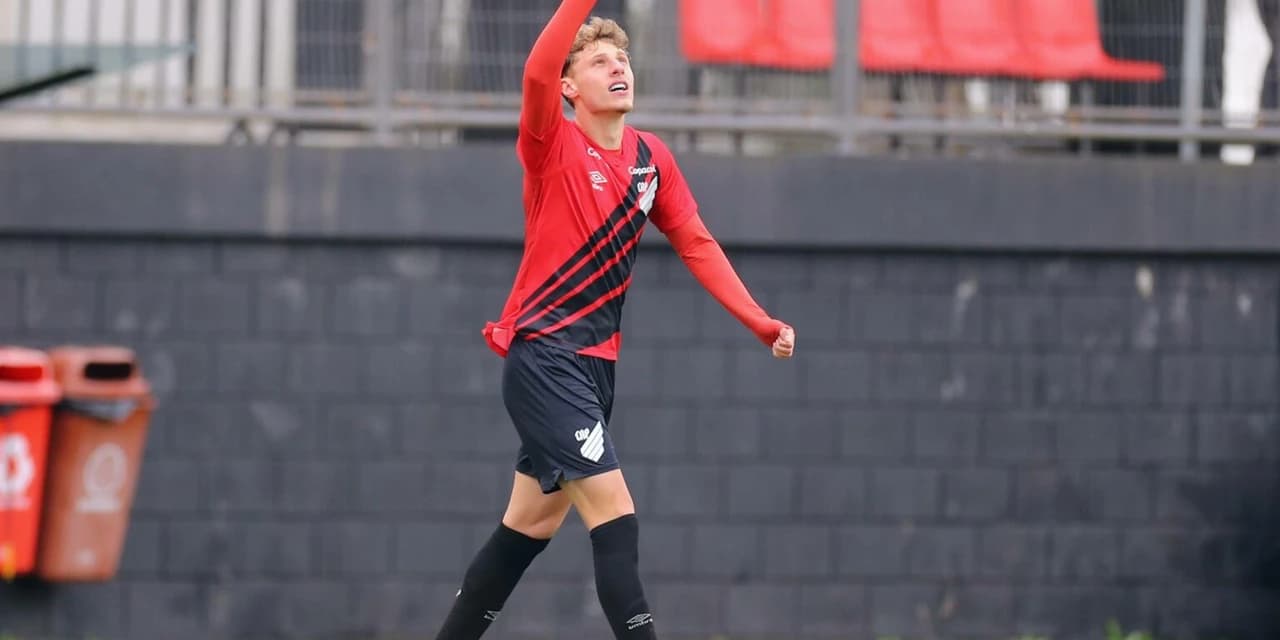 Atleta prudentopolitano Juliano Santini foi o destaque, com três gols na vitória do Athletico contra o Grêmio