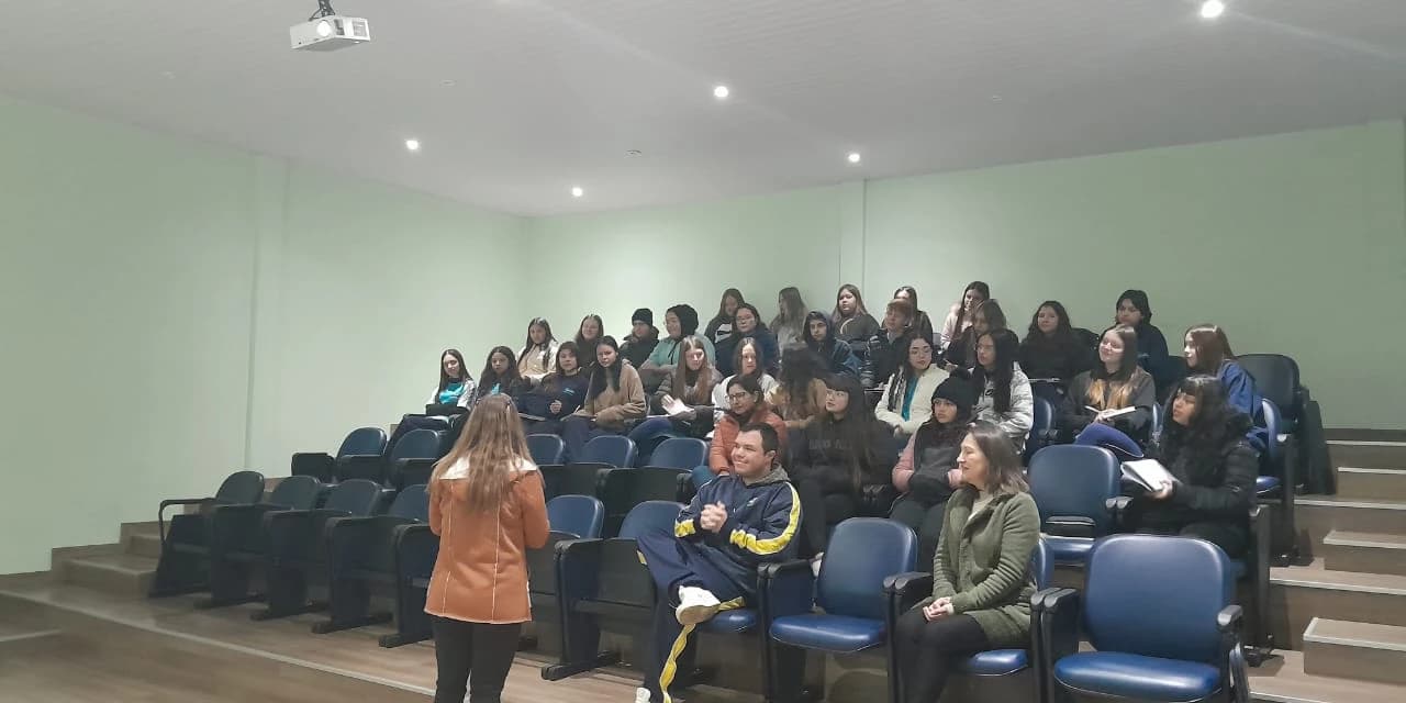 Alunos do Curso de Formação de Docentes - Colégio Estadual Antonio Xavier da Silveira fazem visita técnica aos alunos da APAE Prudentópolis