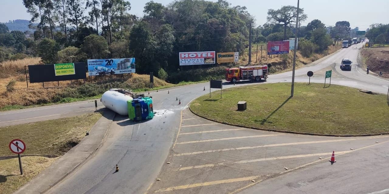 Interdição de Rodovia devido a tombamento de caminhão
