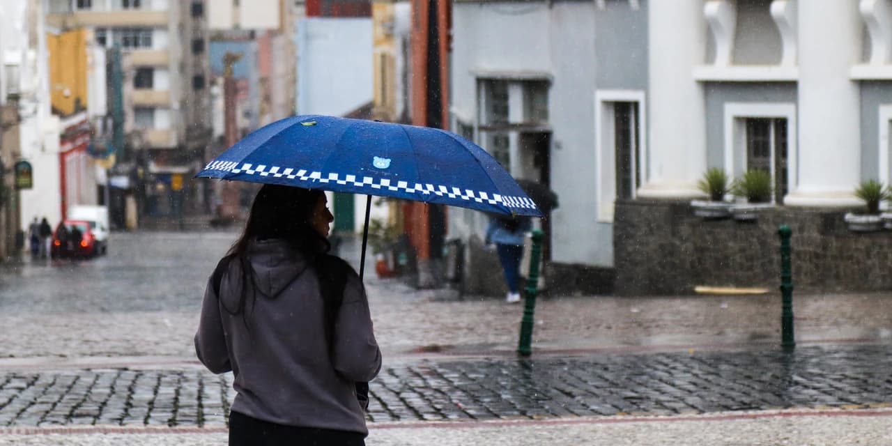 Massa de ar polar traz chuva e derruba temperatura, mas melhora o ar no Paraná