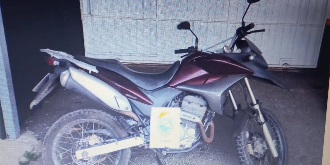 PM de Prudentópolis recupera moto que estava escondida entre galhos e folhas próximo ao Rio dos Patos.