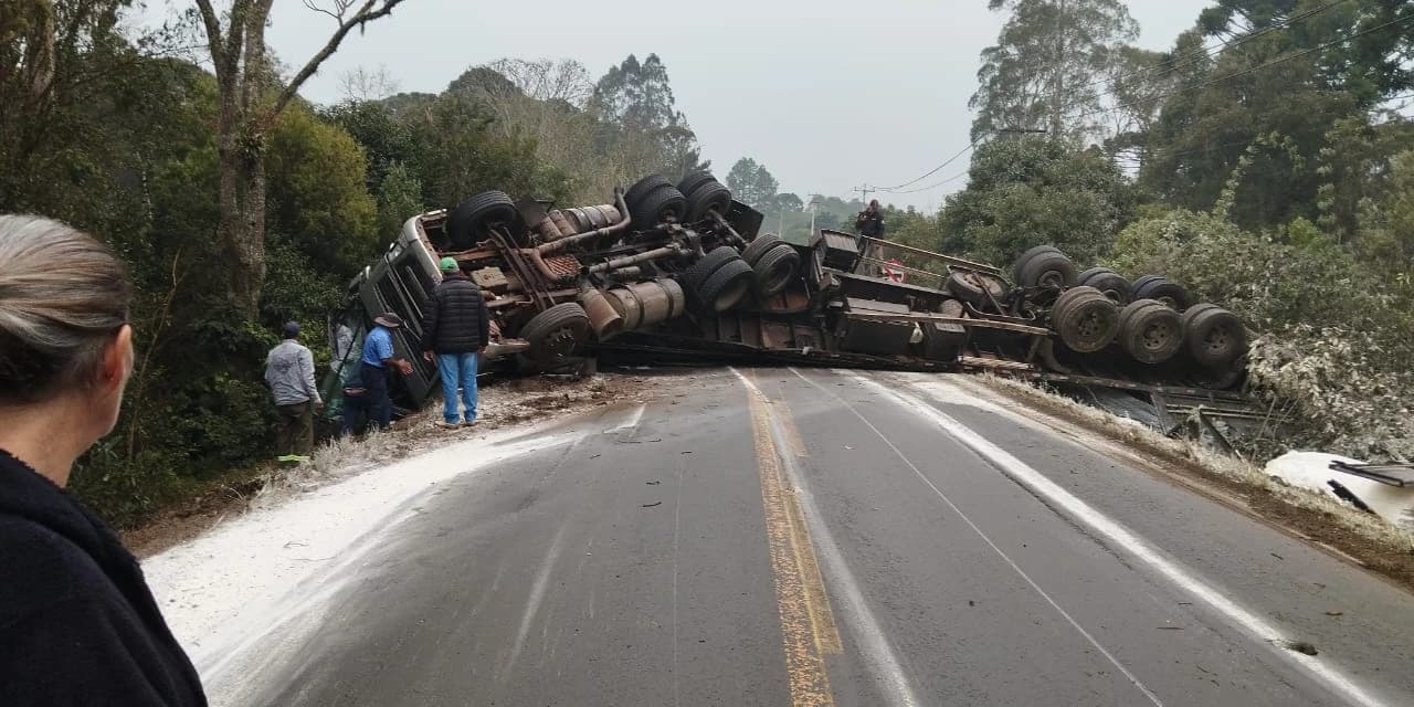 Acidente na BR 153, município de Rio Azul, deixa duas pessoas feridas.