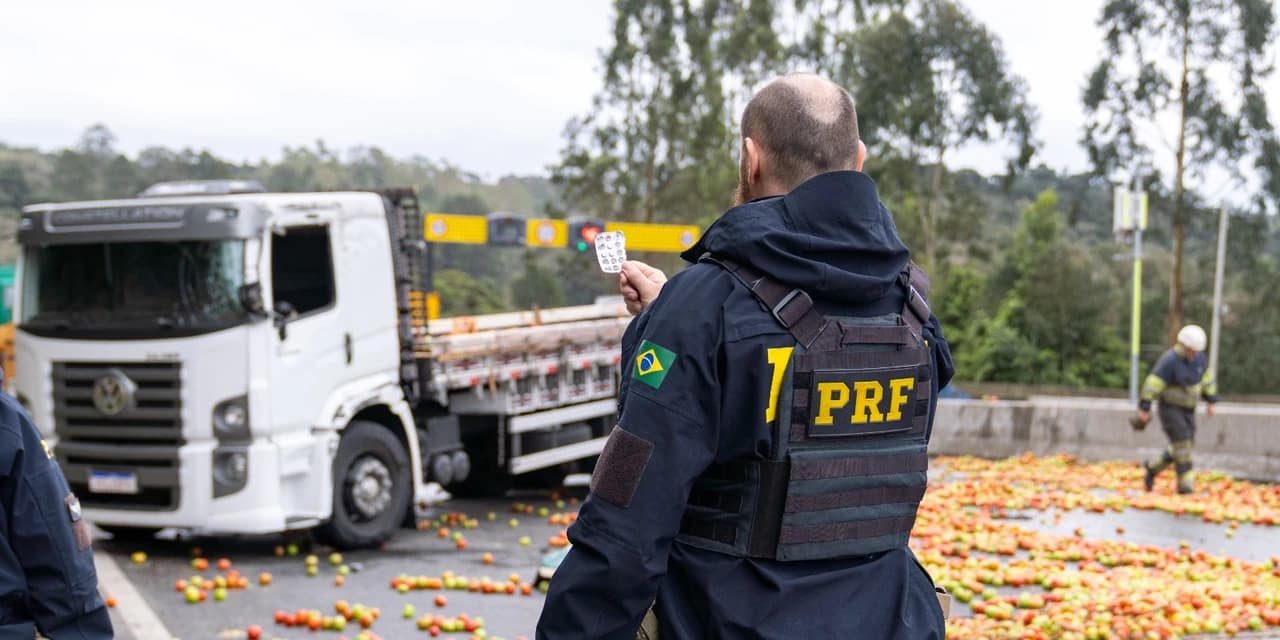 PRF encontra “rebites” na cabine de caminhão tombado na BR-376 em Tijucas do Sul (PR)