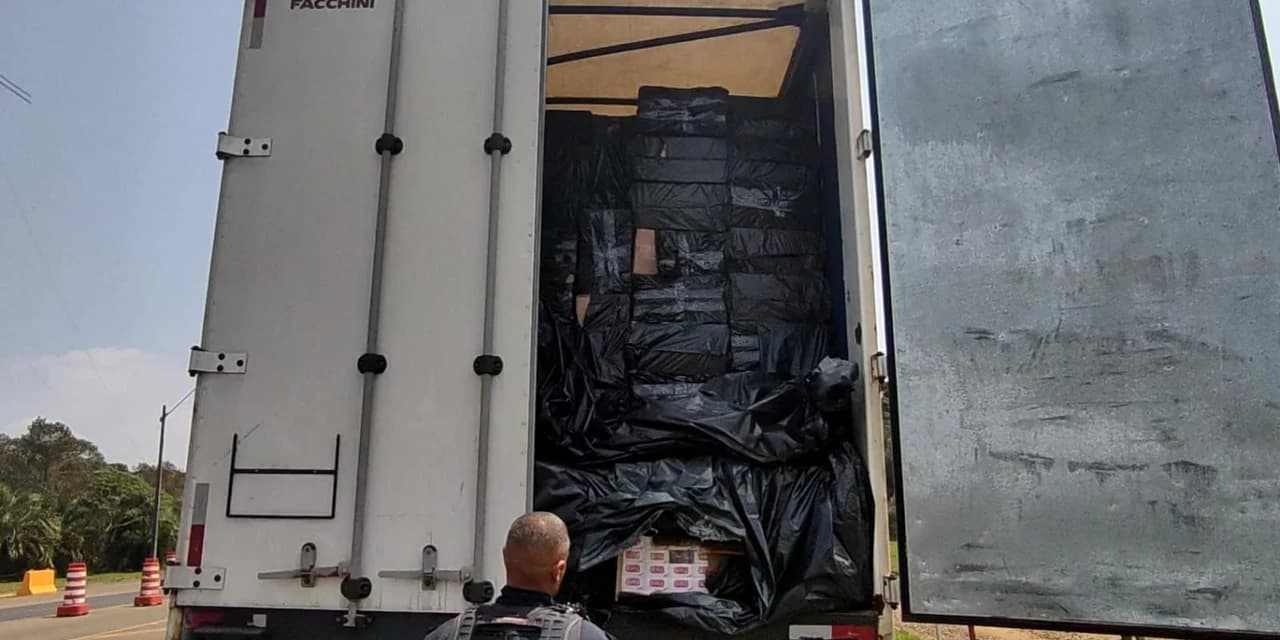 Polícia Rodoviária Federal apreende cerca de 450 mil maços de cigarro de origem estrangeira em Prudentópolis-PR