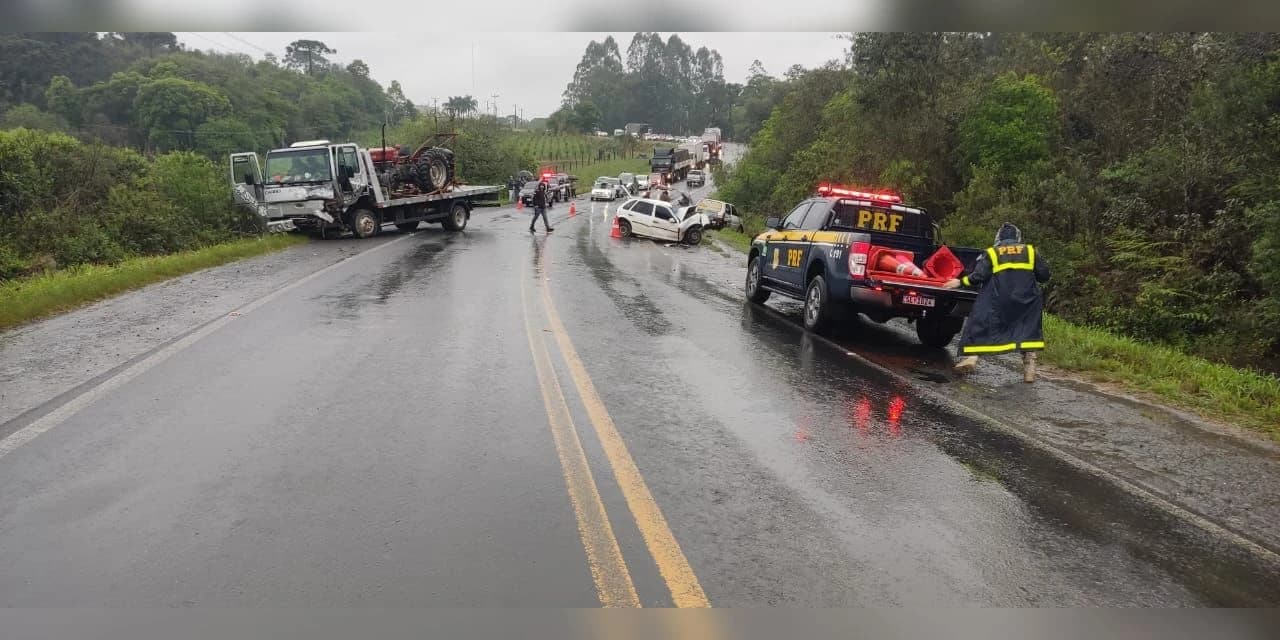 Colisão frontal seguida de colisão traseira na BR-153, em Rebouças-PR, deixa uma vítima fatal e um ferido