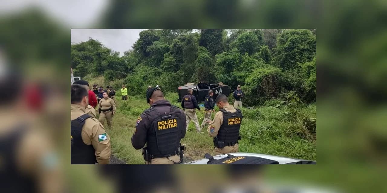 No Paraná: Dois policiais militares morrem e três ficam feridos em capotamento de caminhonete na BR-376