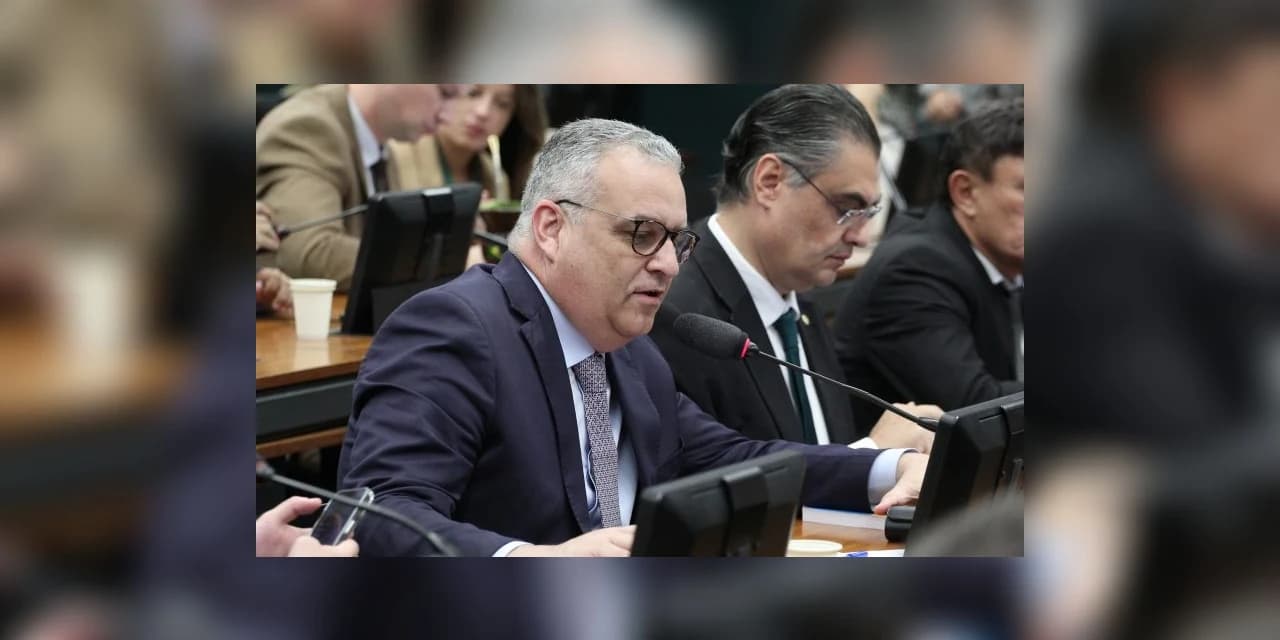 Comissão de Constituição e Justiça aprova proposta sobre impeachment de ministro do STF que usurpe poder do Congresso
