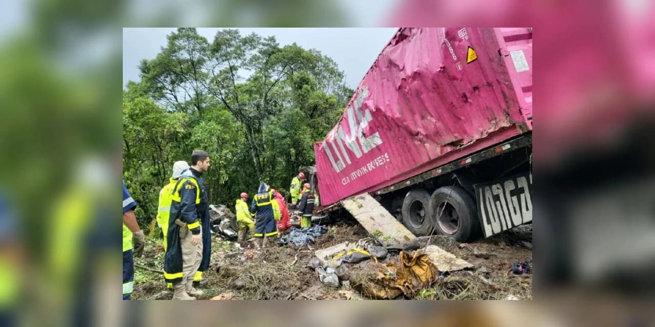 9 membros de equipe de remo morrem após carreta tombar sobre van no Paraná