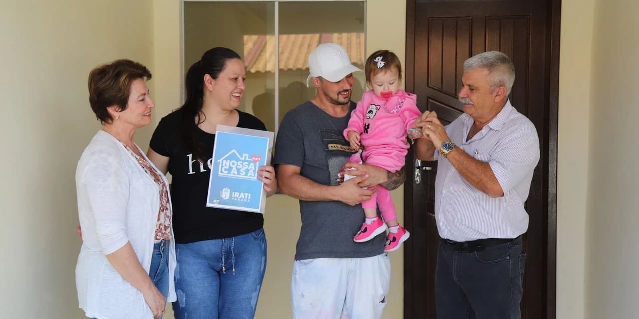 Prefeitura de Irati entrega novas residências para as famílias