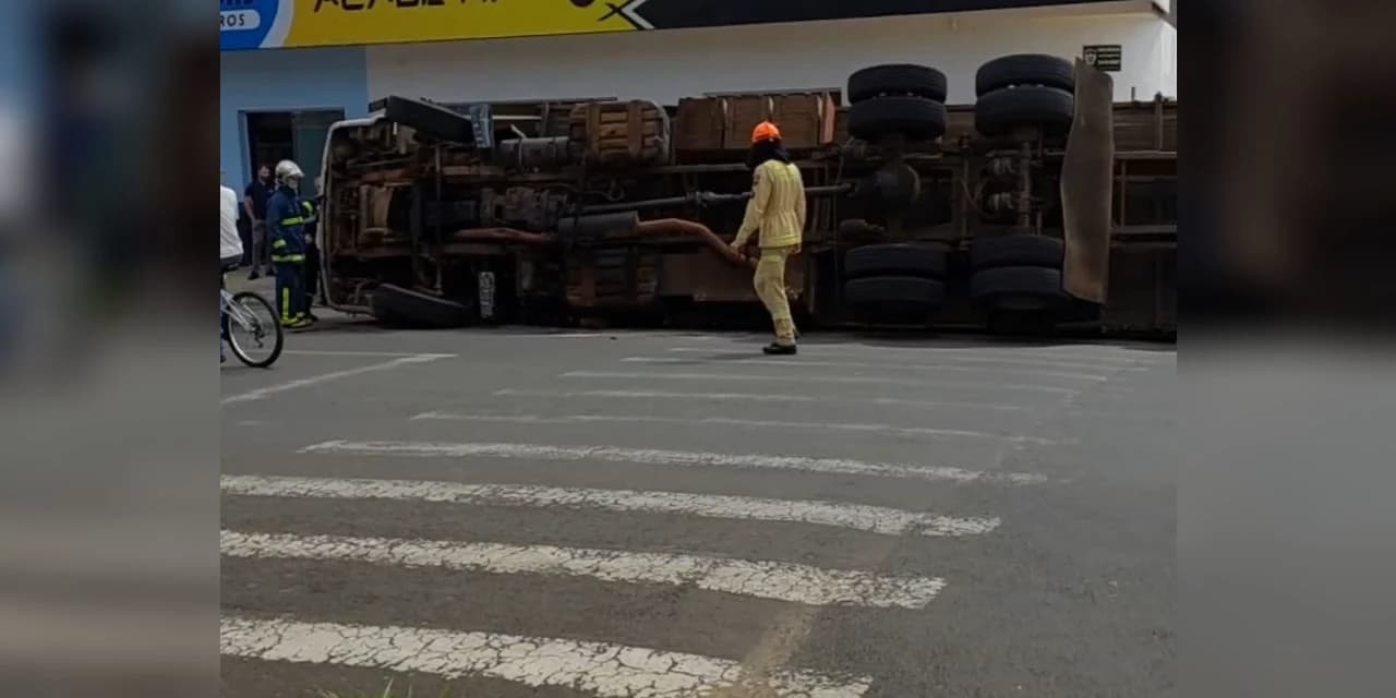 Caminhão carregado de compensados tomba em Prudentópolis; motorista sofreu ferimentos leves.