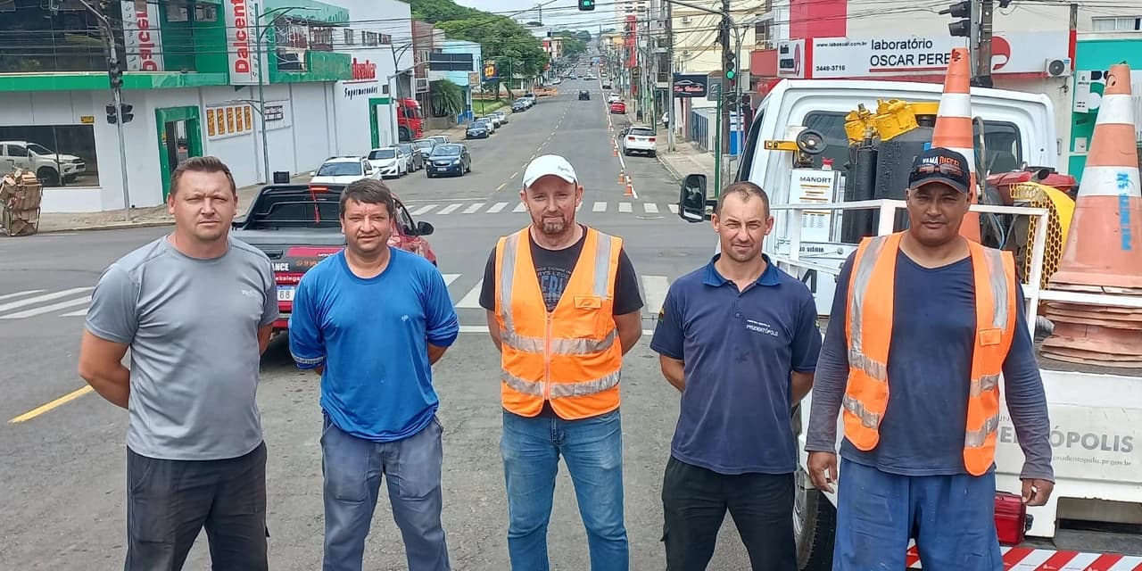 Prefeitura de Prudentópolis, por meio do Prudetran está realizando a revitalização da sinalização viária das ruas do município
