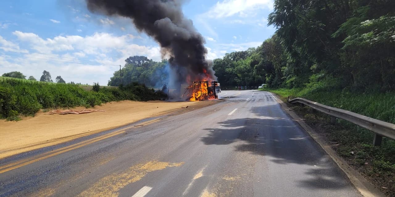 Acidente com carreta na BR-476 em Paulo Frontin resulta em incêndio e uma vítima ferida