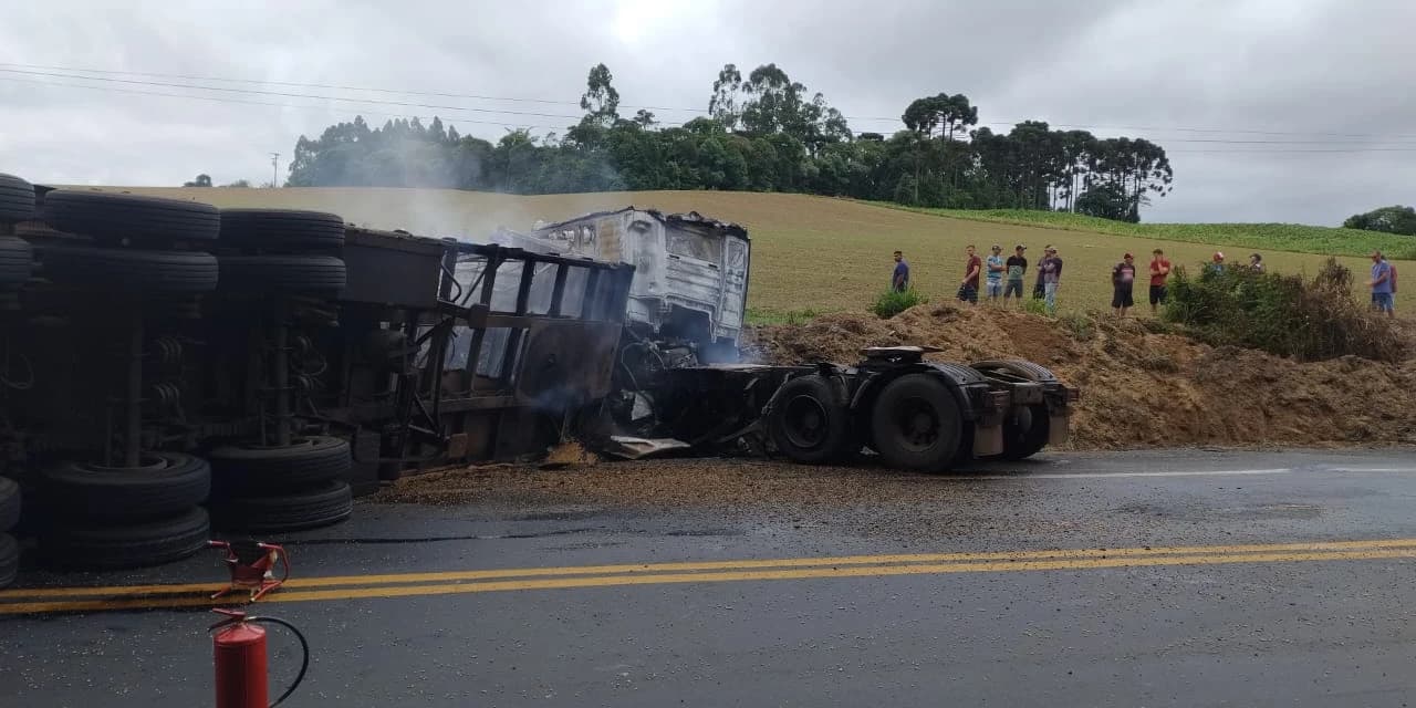 Carreta tomba e pega fogo na BR-476 em Paulo Frontin