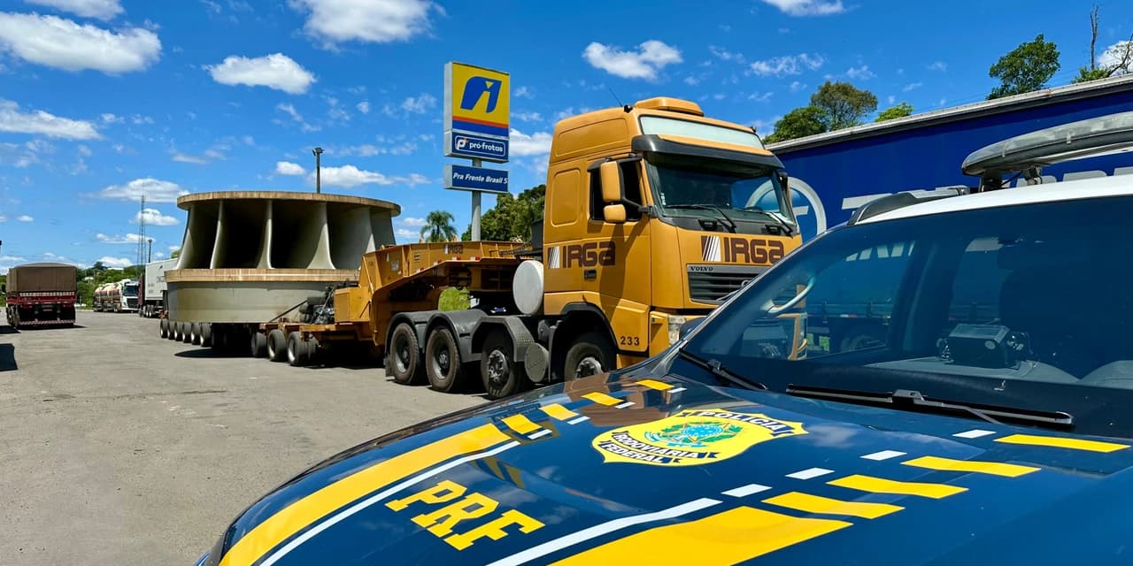 PRF realiza escolta de carga superdimensionada com peso de 106 toneladas