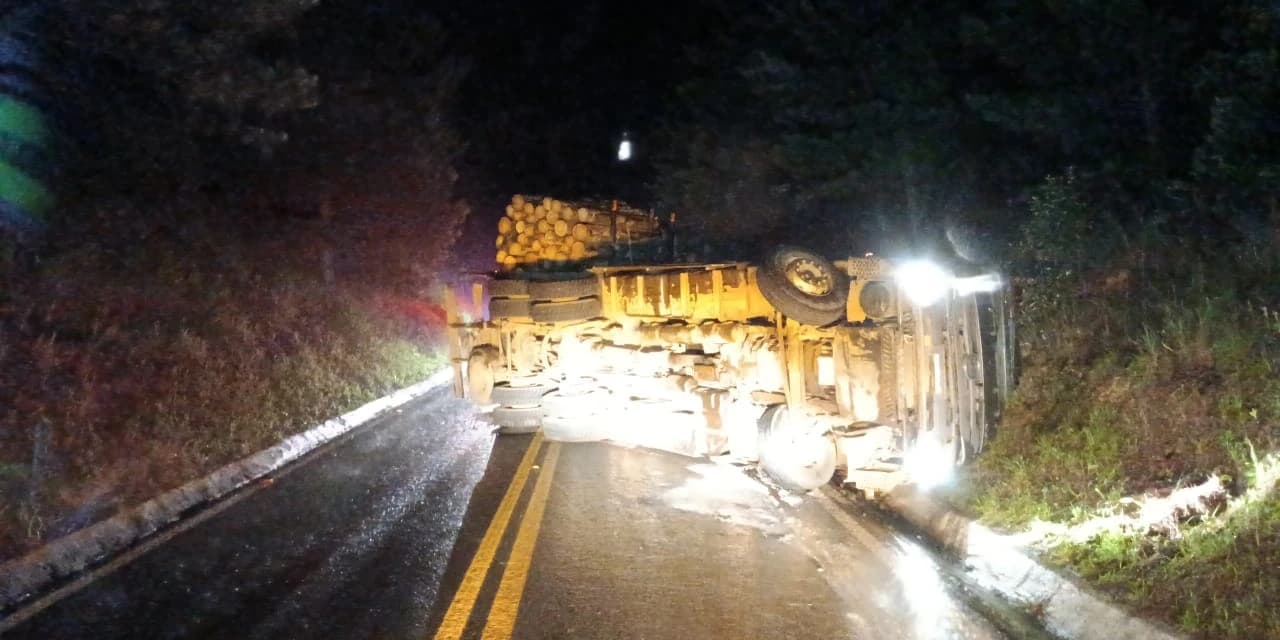 Pedestre morre atropelado por caminhão, que tomba após acidente em Imbituva
