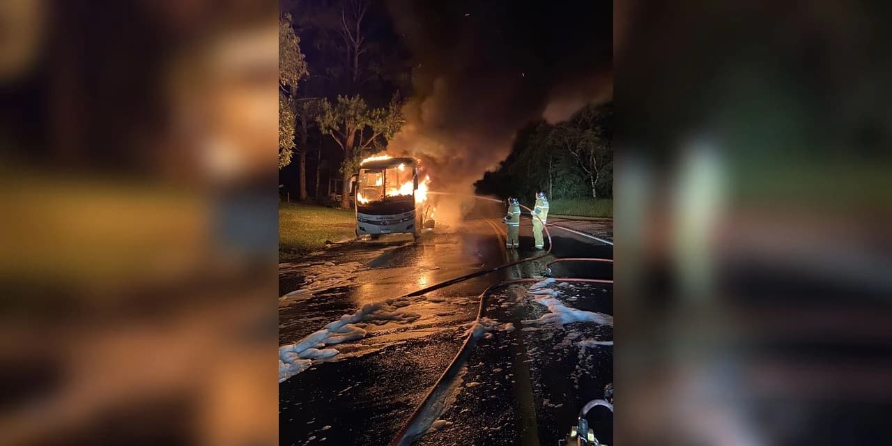 Ônibus é consumido pelo fogo na Br 476, sentido Paula Freitas