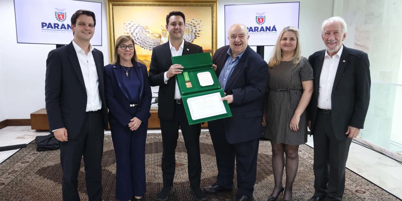 Governador Ratinho Junior recebe a medalha da Ordem Municipal da Luz dos Pinhais