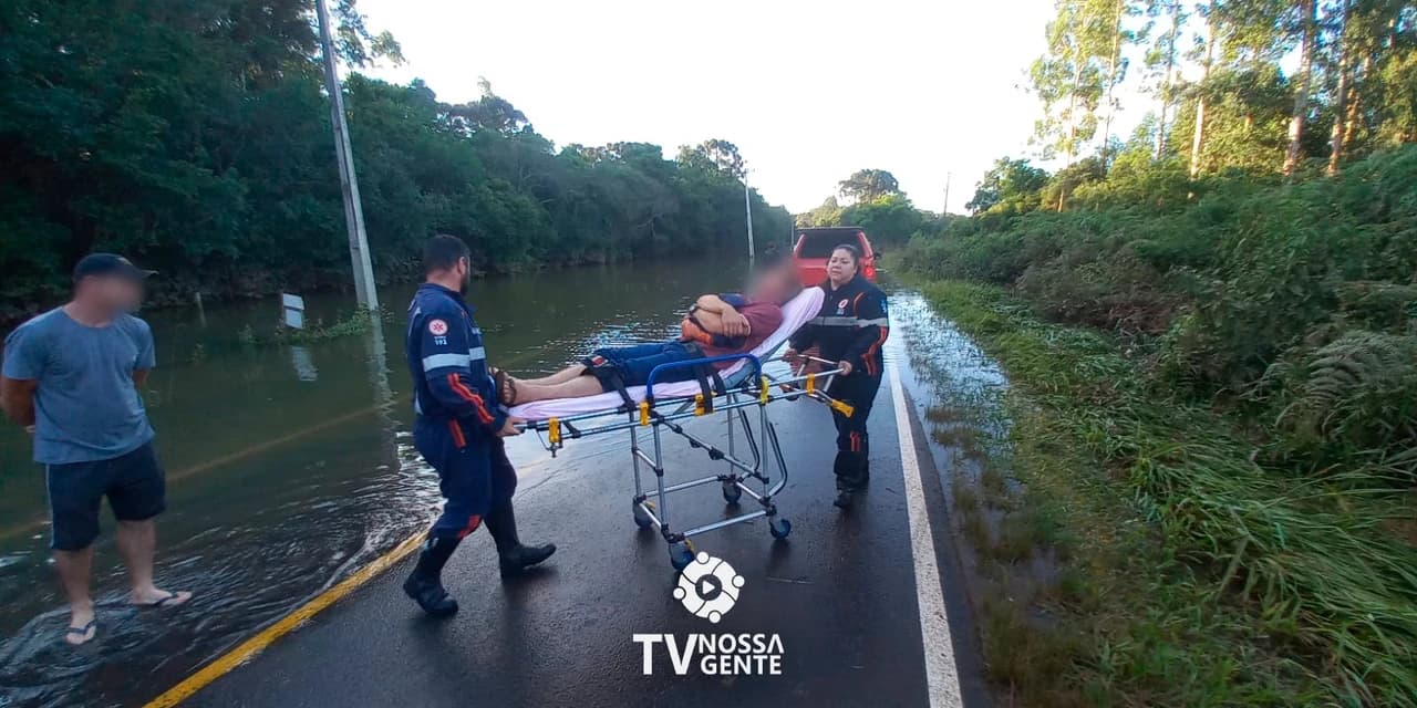 Corpo de Bombeiros auxilia no transporte de vitima clinica para atravessar área alagada em Prudentópolis
