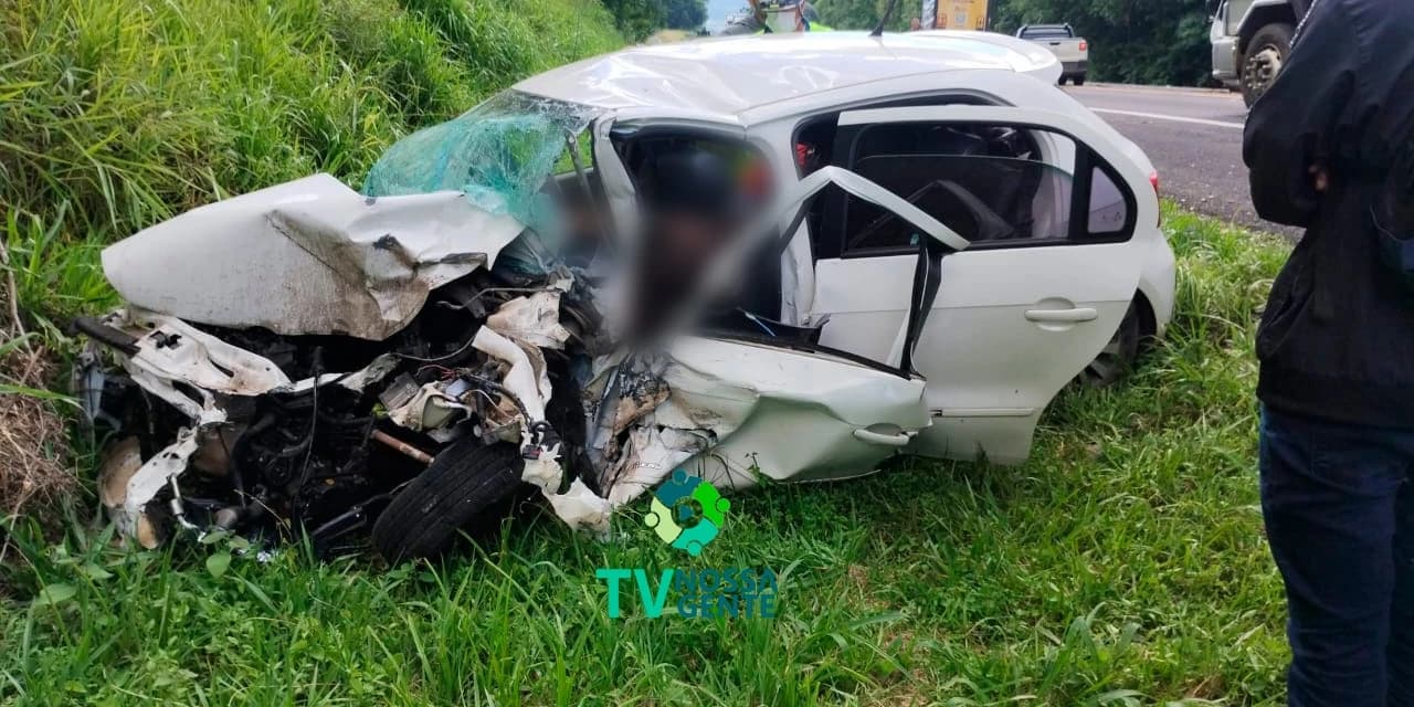 Colisão entre carro e caminhão deixa duas pessoas mortas na BR-373 em Prudentópolis