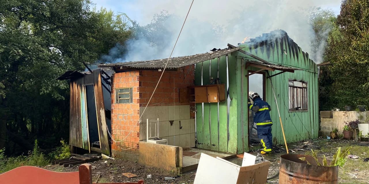 Incêndio a residência mobiliza Corpo de Bombeiros em São Mateus do Sul