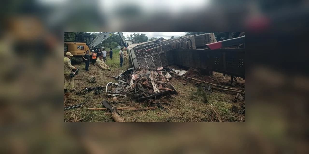 Carro com três mortos é encontrado embaixo de carga de toras durante remoção de caminhão em Ortigueira
