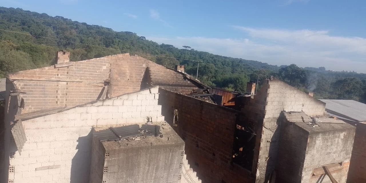 Em São João do Triunfo três estufas de fumo são consumidas pelo fogo