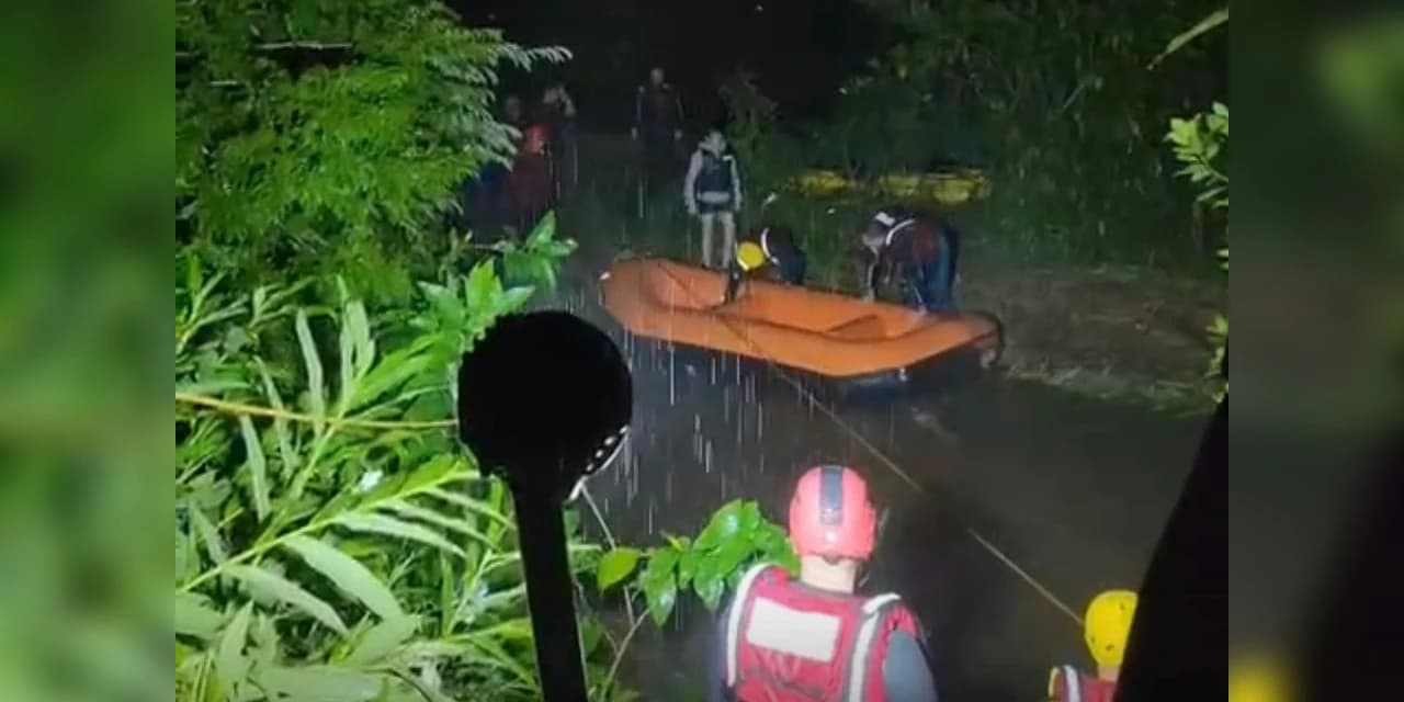 Bombeiros salvam 10 pessoas ilhadas em rio de Antonina após cabeça d’água