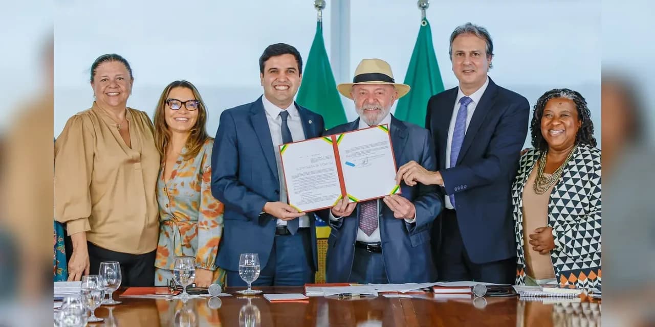 Lula sanciona lei que restringe uso de celular em escolas