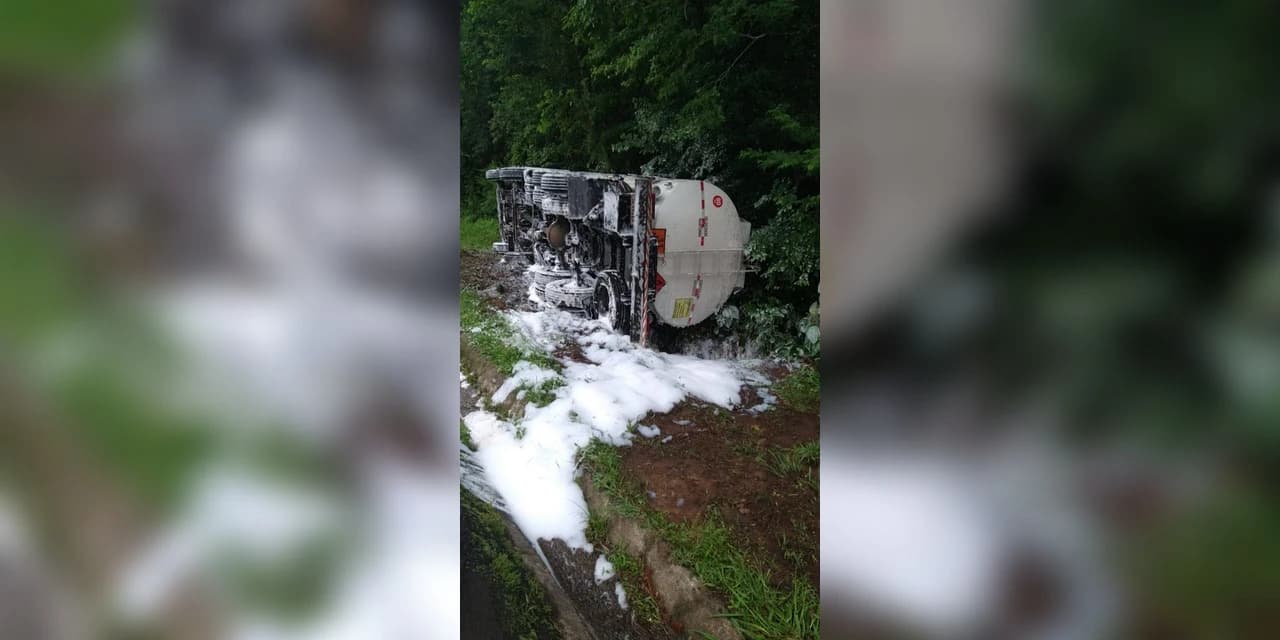 Caminhão carregado com 2 mil litros de gasolina tomba e deixa a BR-277 interditada em Irati