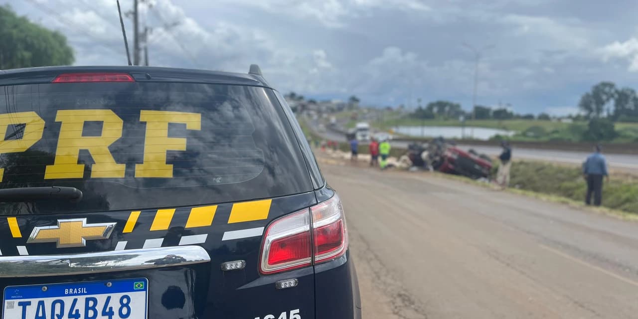 Motorista morre após caminhão carregado com batatas tombar na BR-277