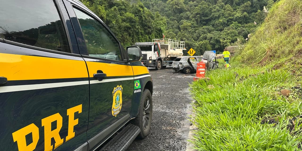 Veículo com placas de Belo Horizonte pega fogo na Br 277 em Prudentópolis