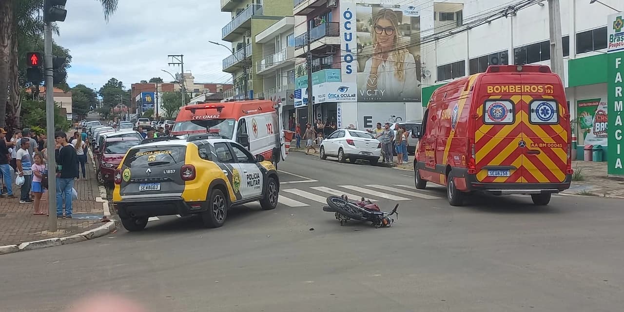 Acidente envolvendo moto e três veículos foi registrado no centro de Prudentópolis. VÍDEO!