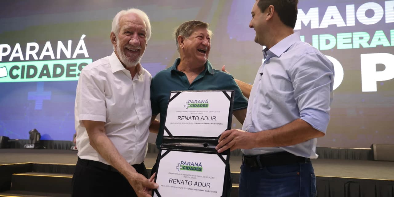 Renato Adur é homenageado pelo governador Ratinho Junior por ser o criador do evento “Paraná Mais Cidades”