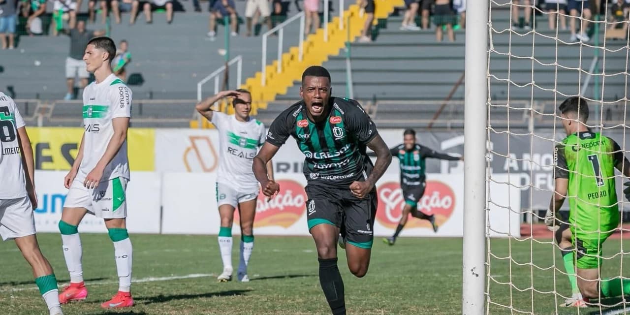 Maringá vence Coritiba e abre vantagem para jogo da volta