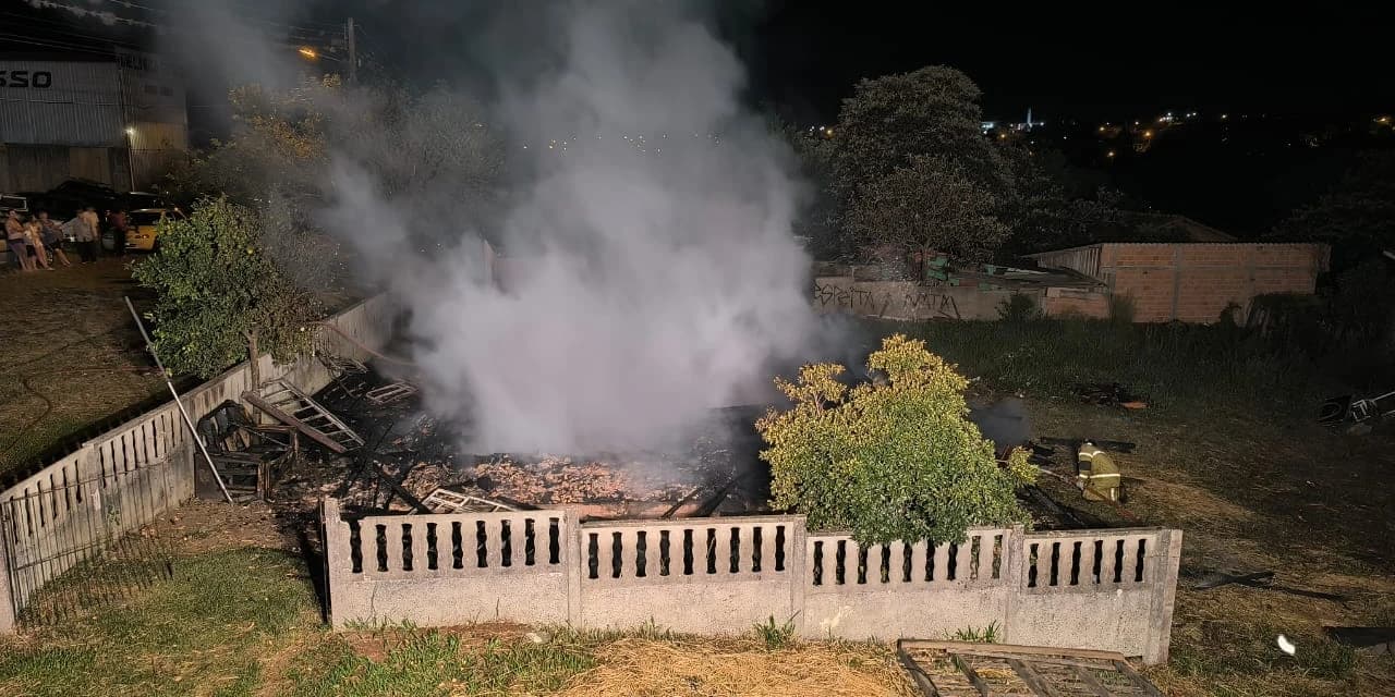 Fogo consumiu toda a casa e mobília na Vila São João em Irati