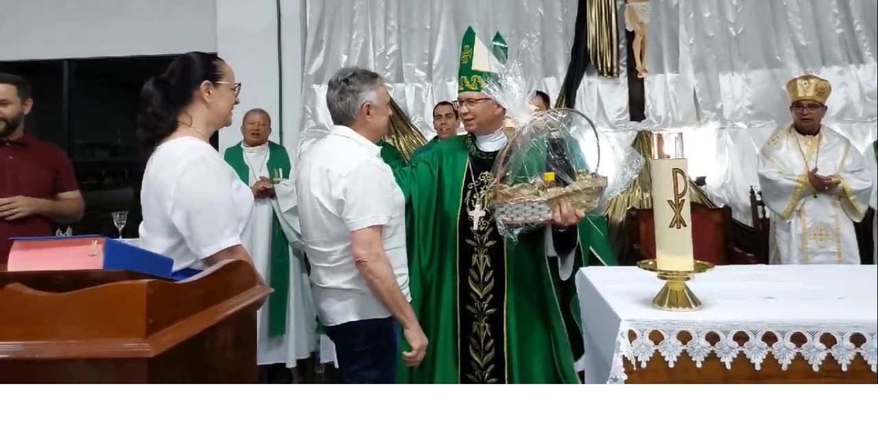 Prefeito Adelmo e primeira dama Beatriz participam da missa de acolhida do novo pároco e vigários paroquiais