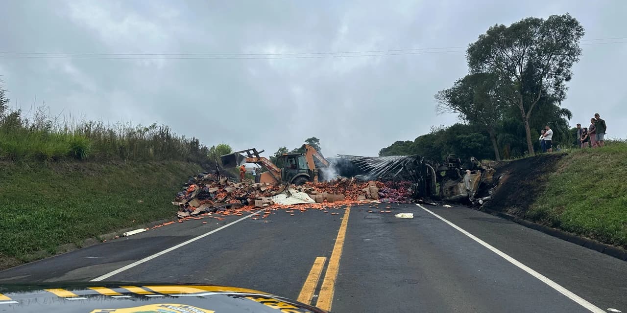 Colisão entre veículo e caminhão carregado de verduras resulta em duas mortes BR-277 em Prudentópolis
