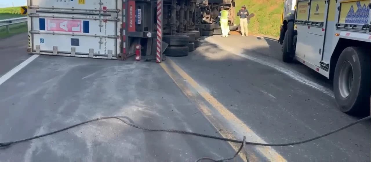 Motorista embriagado tomba caminhão na BR-277 e causa congestionamento de 10 km em Irati