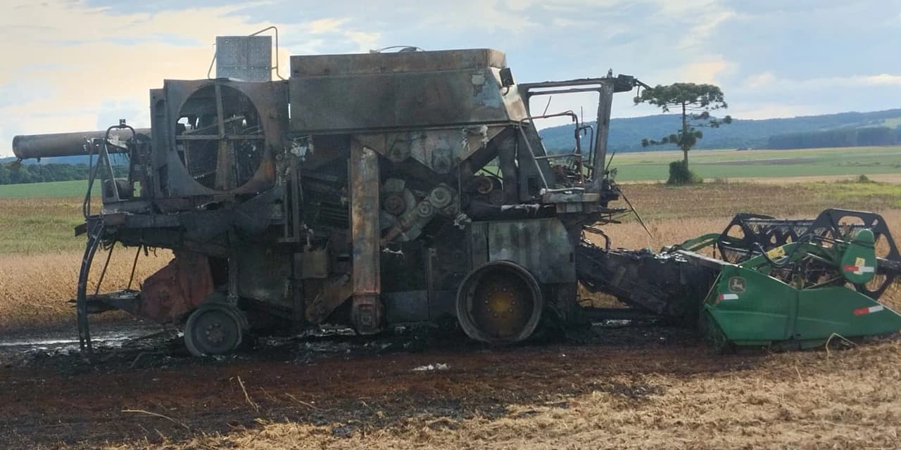 Colheitadeira é destruída por incêndio em São Mateus do Sul