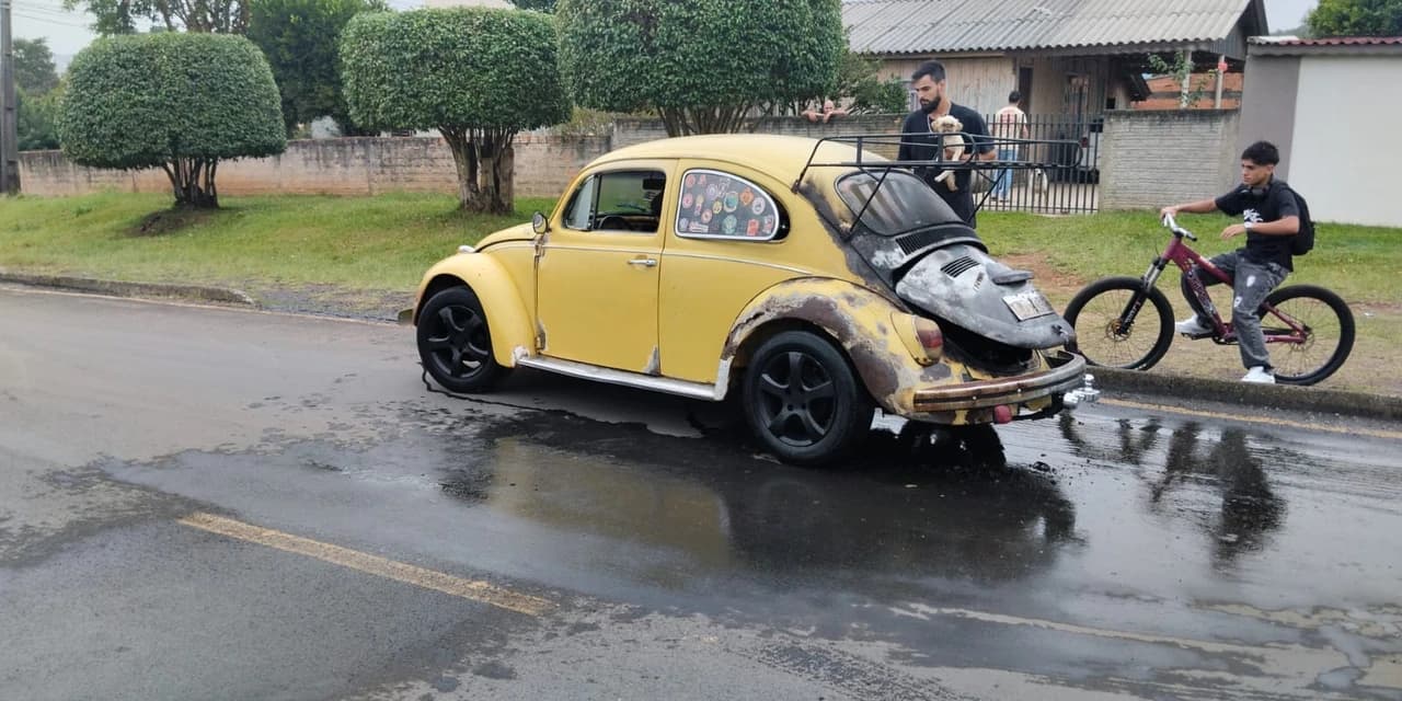 Fusca pega fogo na Vila Verde em São Mateus do Sul